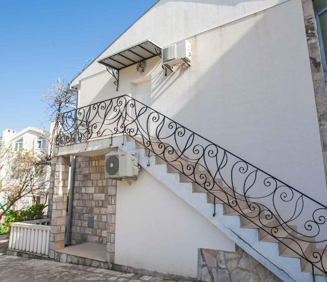Maki Apartments - Plavi Horizonti Beach Тиват Екстериор снимка